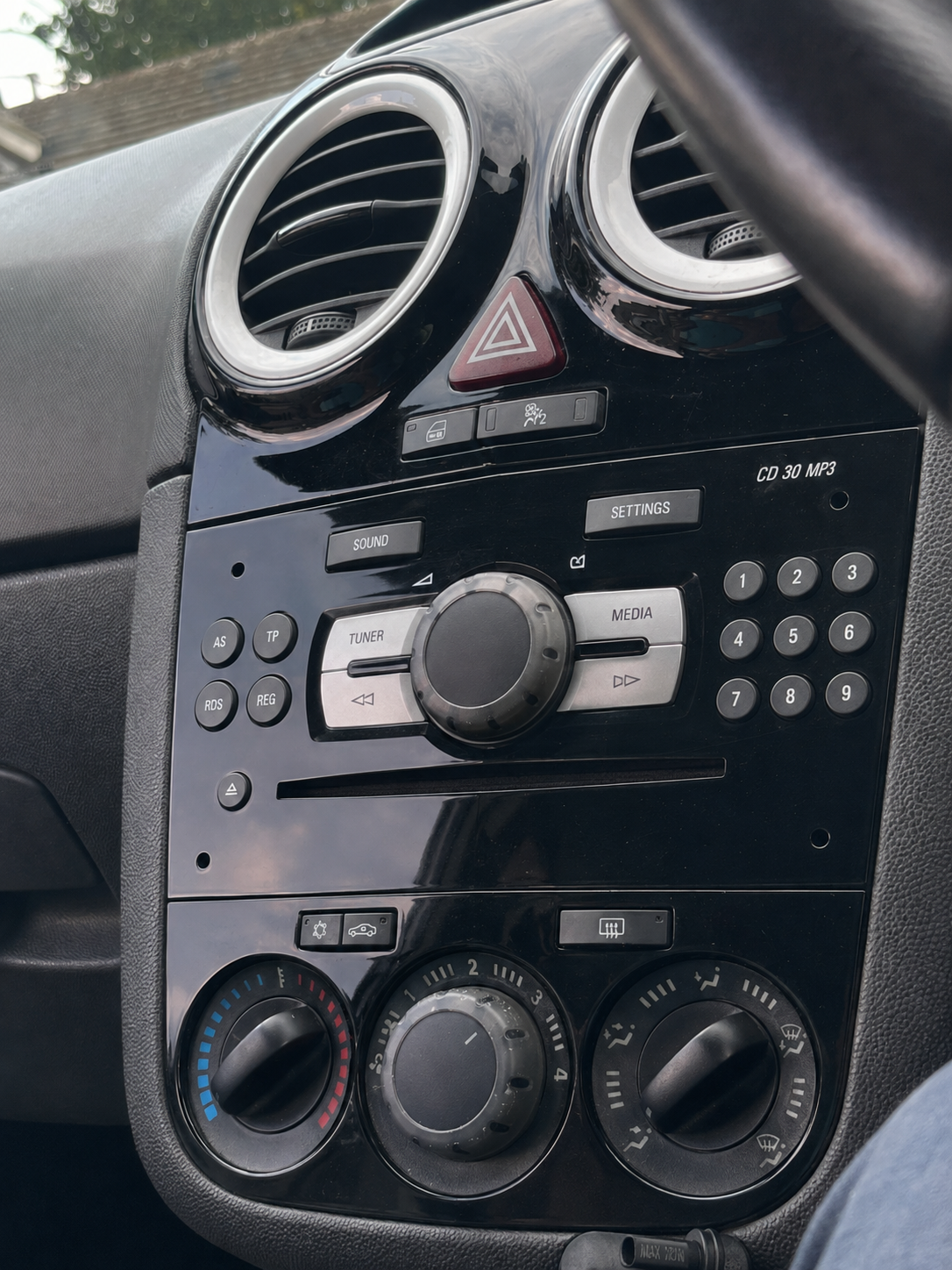 Corsa D upgraded with CarPlay